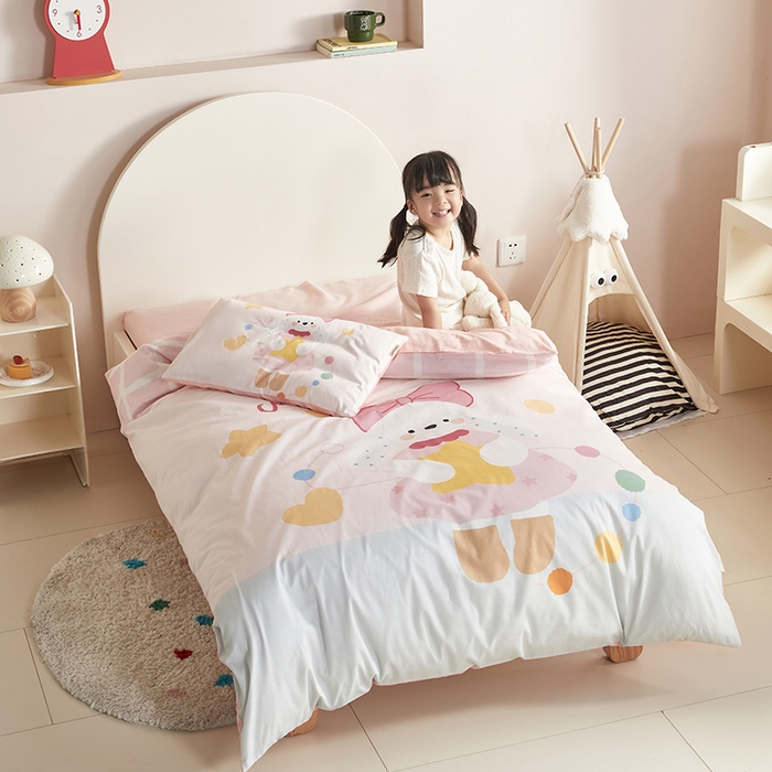 91家纺网 家纺一手货源 找家纺 荷马之梦 2025新款学院系列—A类32s水洗棉贴布绣原创卡通拼接儿童幼儿园套件爱心兔