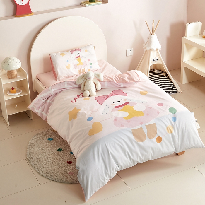 91家纺网 家纺一手货源 找家纺 荷马之梦 2025新款学院系列—A类32s水洗棉贴布绣原创卡通拼接儿童幼儿园套件爱心兔