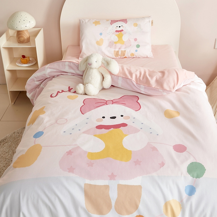 91家纺网 家纺一手货源 找家纺 荷马之梦 2025新款学院系列—A类32s水洗棉贴布绣原创卡通拼接儿童幼儿园套件爱心兔