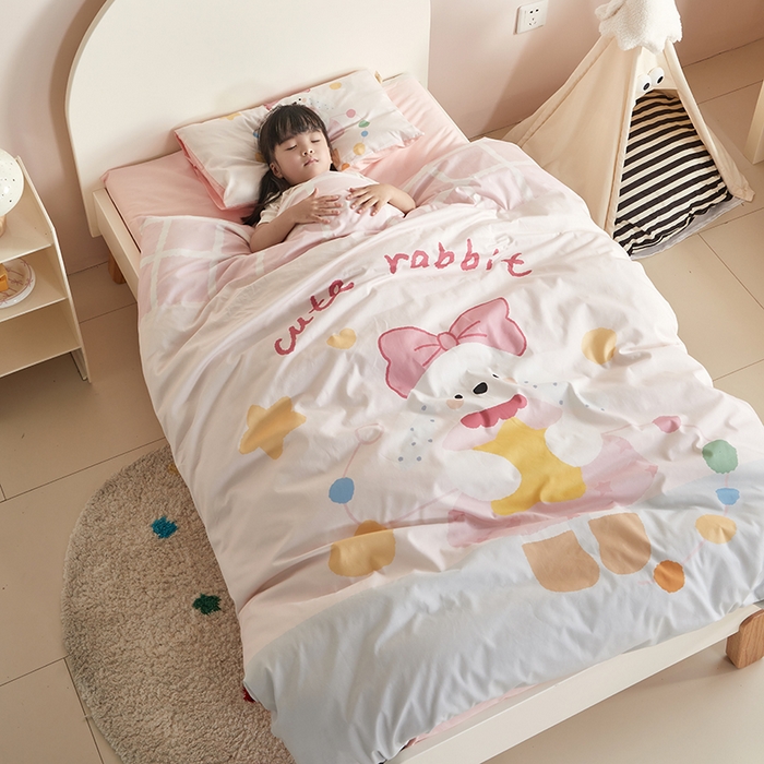 91家纺网 家纺一手货源 找家纺 荷马之梦 2025新款学院系列—A类32s水洗棉贴布绣原创卡通拼接儿童幼儿园套件爱心兔