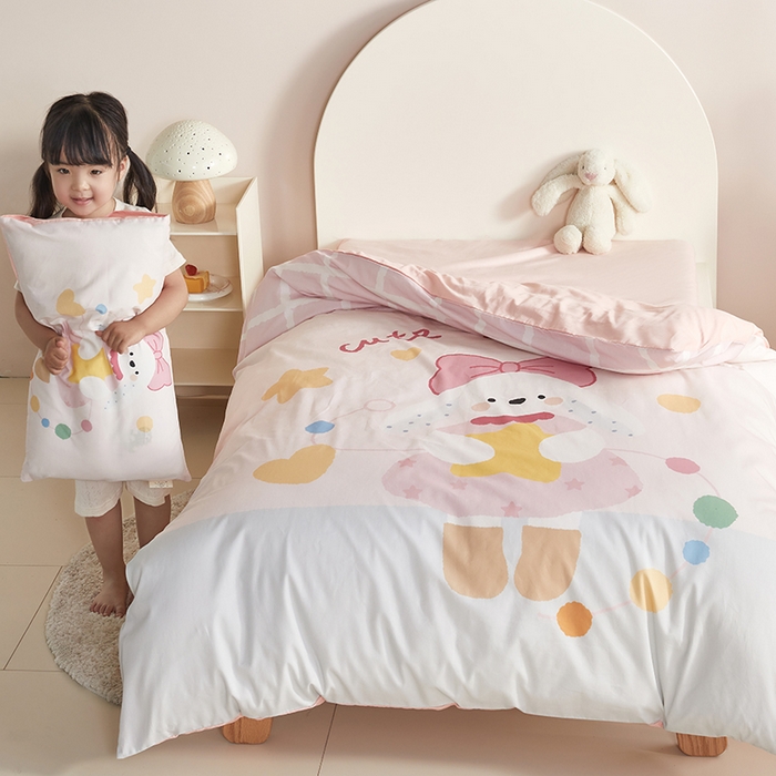 91家纺网 家纺一手货源 找家纺 荷马之梦 2025新款学院系列—A类32s水洗棉贴布绣原创卡通拼接儿童幼儿园套件爱心兔