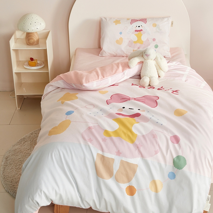 91家纺网 家纺一手货源 找家纺 荷马之梦 2025新款学院系列—A类32s水洗棉贴布绣原创卡通拼接儿童幼儿园套件爱心兔