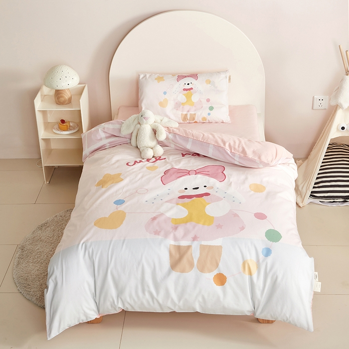 91家纺网 家纺一手货源 找家纺 荷马之梦 2025新款学院系列—A类32s水洗棉贴布绣原创卡通拼接儿童幼儿园套件爱心兔