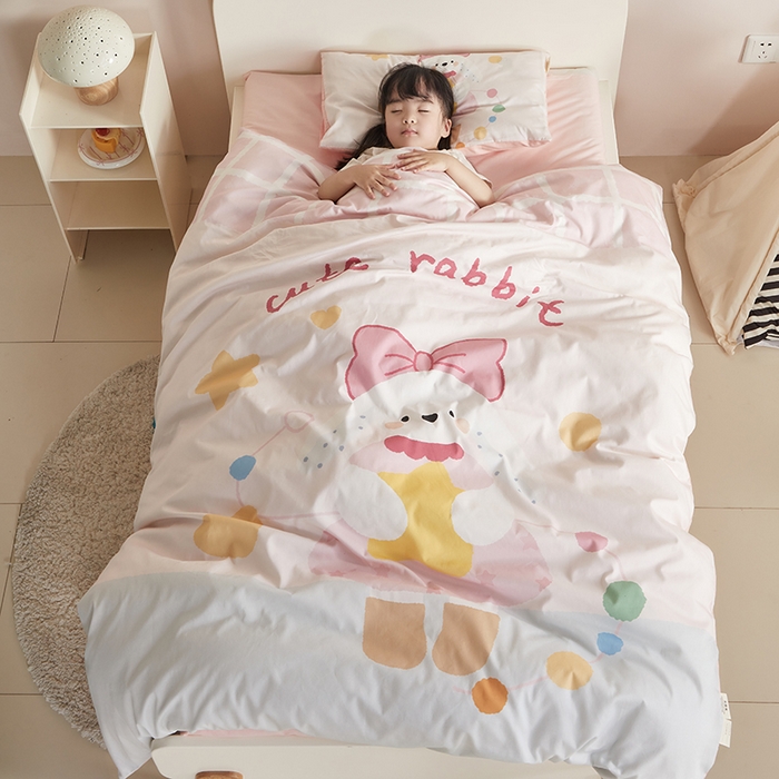 91家纺网 家纺一手货源 找家纺 荷马之梦 2025新款学院系列—A类32s水洗棉贴布绣原创卡通拼接儿童幼儿园套件爱心兔