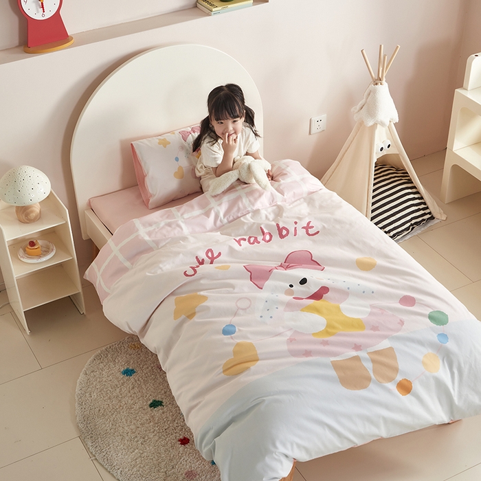 91家纺网 家纺一手货源 找家纺 荷马之梦 2025新款学院系列—A类32s水洗棉贴布绣原创卡通拼接儿童幼儿园套件爱心兔