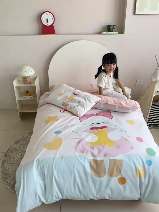 91家纺网 家纺一手货源 找家纺 荷马之梦 2025新款学院系列—A类32s水洗棉贴布绣原创卡通拼接儿童幼儿园套件爱心兔