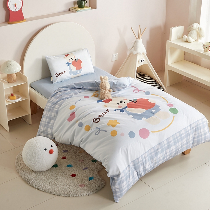 91家纺网 家纺一手货源 找家纺 荷马之梦 2025新款学院系列—A类32s水洗棉贴布绣原创卡通拼接儿童幼儿园套件 苹果熊