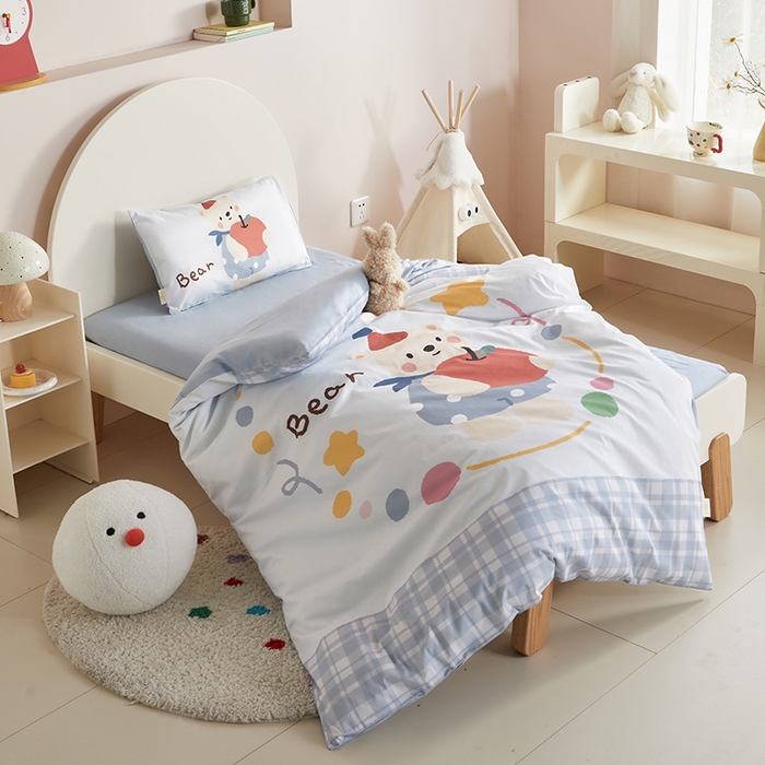 91家纺网 家纺一手货源 找家纺 荷马之梦 2025新款学院系列—A类32s水洗棉贴布绣原创卡通拼接儿童幼儿园套件 苹果熊