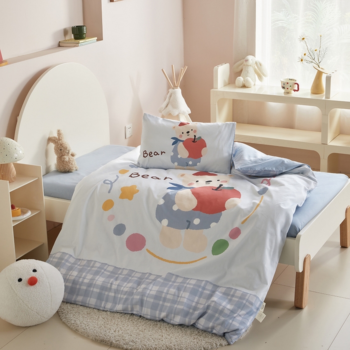 91家纺网 家纺一手货源 找家纺 荷马之梦 2025新款学院系列—A类32s水洗棉贴布绣原创卡通拼接儿童幼儿园套件 苹果熊