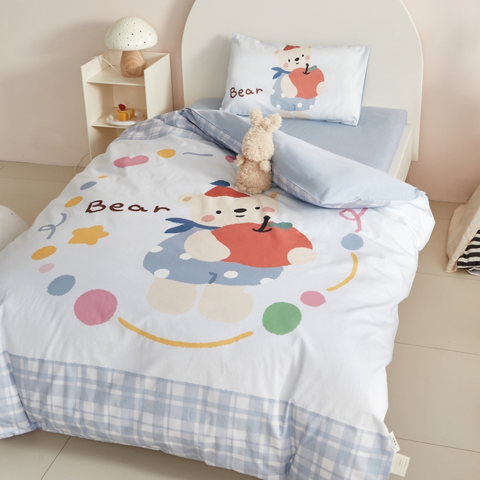 91家纺网 家纺一手货源 找家纺 荷马之梦 2025新款学院系列—A类32s水洗棉贴布绣原创卡通拼接儿童幼儿园套件 苹果熊