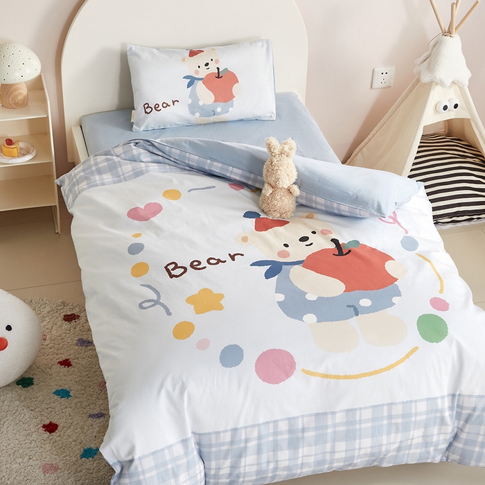 91家纺网 家纺一手货源 找家纺 荷马之梦 2025新款学院系列—A类32s水洗棉贴布绣原创卡通拼接儿童幼儿园套件 苹果熊