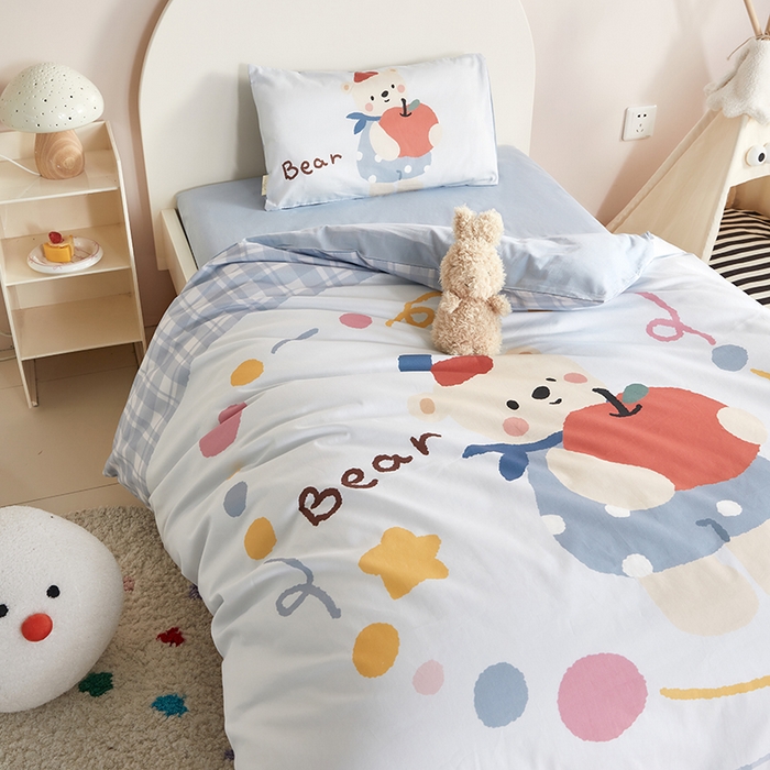 91家纺网 家纺一手货源 找家纺 荷马之梦 2025新款学院系列—A类32s水洗棉贴布绣原创卡通拼接儿童幼儿园套件 苹果熊