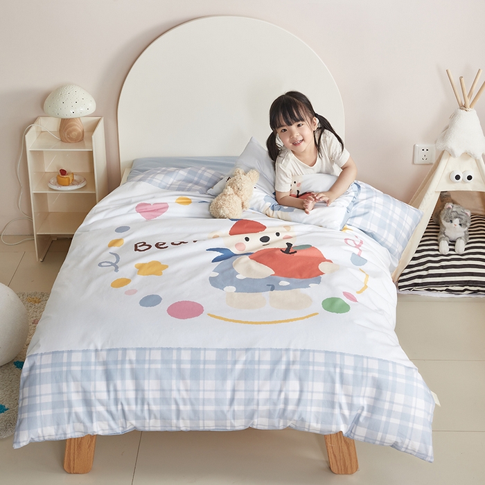 91家纺网 家纺一手货源 找家纺 荷马之梦 2025新款学院系列—A类32s水洗棉贴布绣原创卡通拼接儿童幼儿园套件 苹果熊