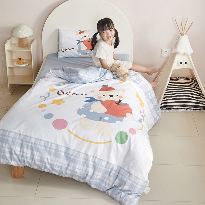 91家纺网 家纺一手货源 找家纺 荷马之梦 2025新款学院系列—A类32s水洗棉贴布绣原创卡通拼接儿童幼儿园套件 苹果熊