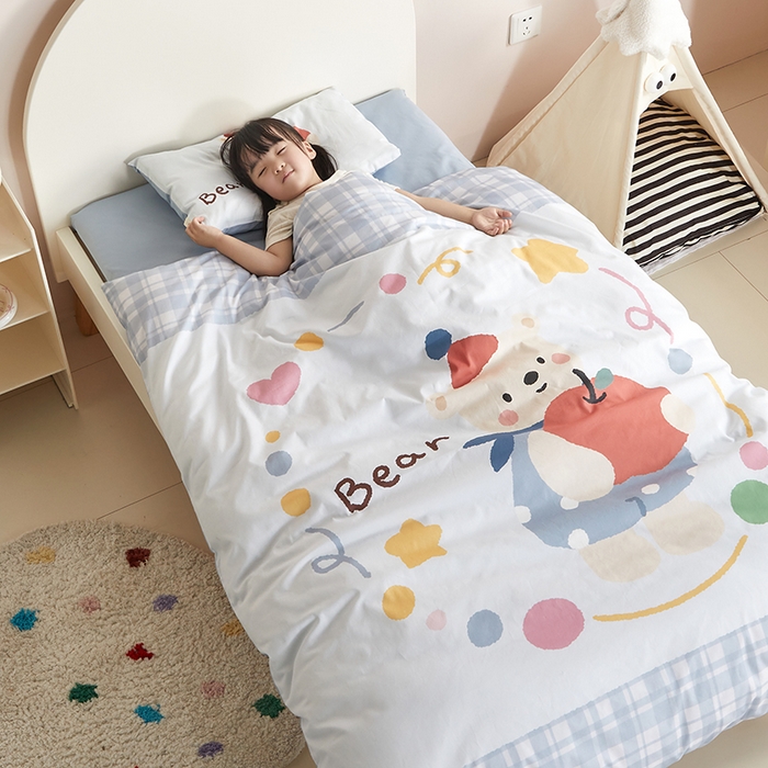 91家纺网 家纺一手货源 找家纺 荷马之梦 2025新款学院系列—A类32s水洗棉贴布绣原创卡通拼接儿童幼儿园套件 苹果熊