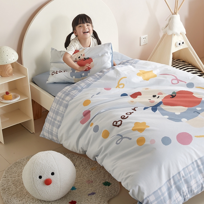 91家纺网 家纺一手货源 找家纺 荷马之梦 2025新款学院系列—A类32s水洗棉贴布绣原创卡通拼接儿童幼儿园套件 苹果熊