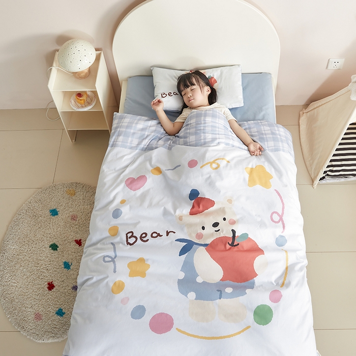 91家纺网 家纺一手货源 找家纺 荷马之梦 2025新款学院系列—A类32s水洗棉贴布绣原创卡通拼接儿童幼儿园套件 苹果熊