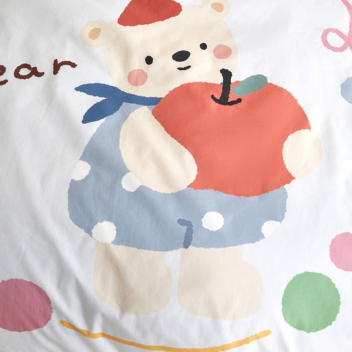 91家纺网 家纺一手货源 找家纺 荷马之梦 2025新款学院系列—A类32s水洗棉贴布绣原创卡通拼接儿童幼儿园套件 苹果熊