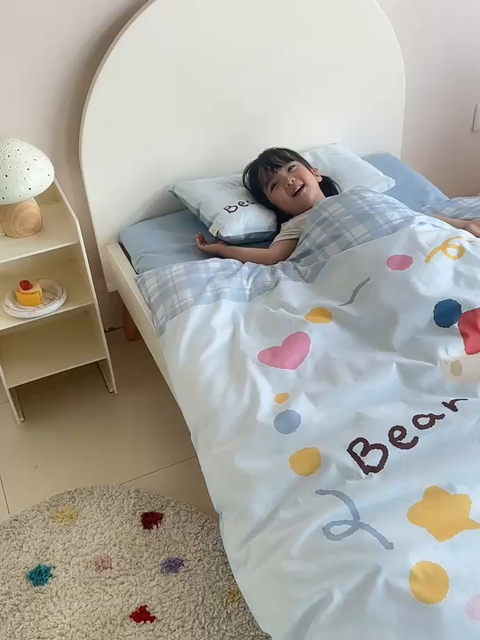 91家纺网 家纺一手货源 找家纺 荷马之梦 2025新款学院系列—A类32s水洗棉贴布绣原创卡通拼接儿童幼儿园套件 苹果熊