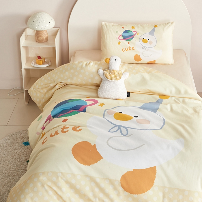 91家纺网 家纺一手货源 找家纺 荷马之梦 2025新款学院系列—A类32s水洗棉贴布绣原创卡通拼接儿童幼儿园套件星球鸭