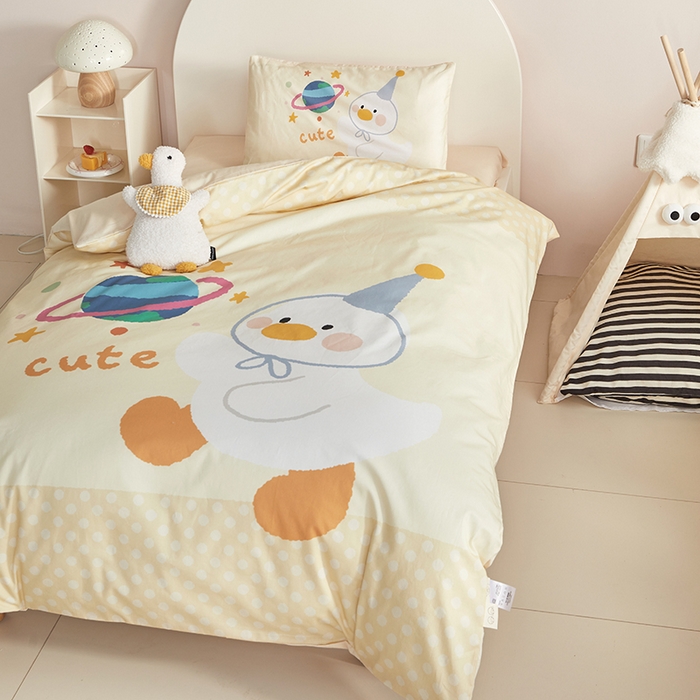 91家纺网 家纺一手货源 找家纺 荷马之梦 2025新款学院系列—A类32s水洗棉贴布绣原创卡通拼接儿童幼儿园套件星球鸭