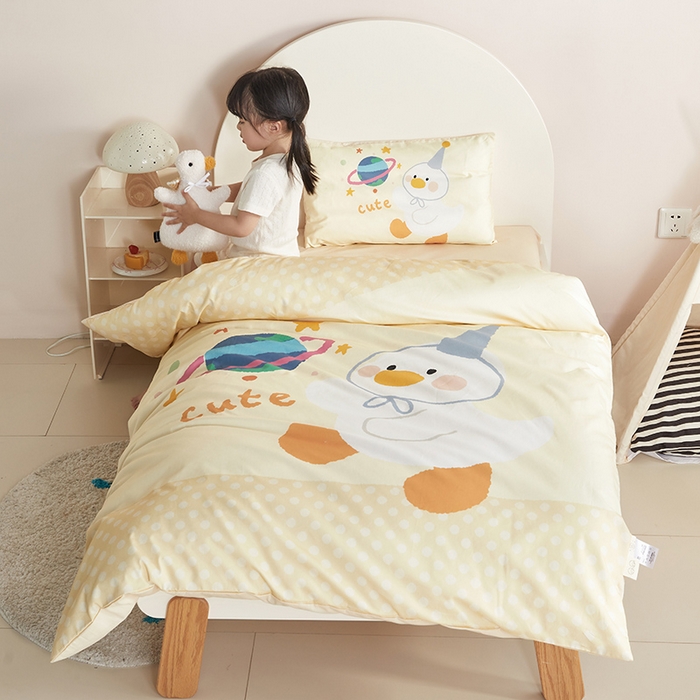 91家纺网 家纺一手货源 找家纺 荷马之梦 2025新款学院系列—A类32s水洗棉贴布绣原创卡通拼接儿童幼儿园套件星球鸭