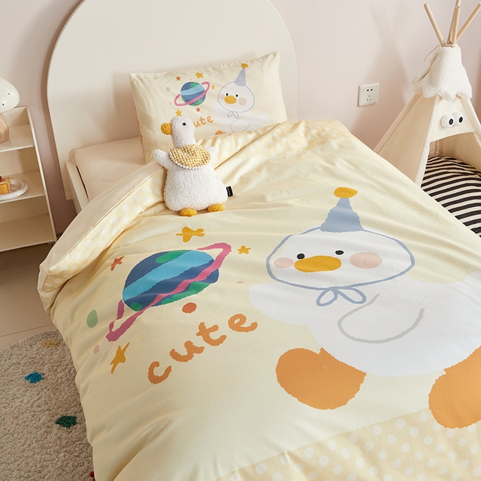 91家纺网 家纺一手货源 找家纺 荷马之梦 2025新款学院系列—A类32s水洗棉贴布绣原创卡通拼接儿童幼儿园套件星球鸭