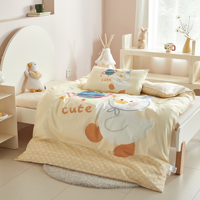 91家纺网 家纺一手货源 找家纺 荷马之梦 2025新款学院系列—A类32s水洗棉贴布绣原创卡通拼接儿童幼儿园套件星球鸭