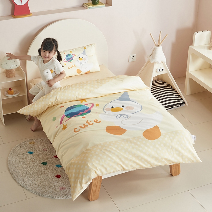 91家纺网 家纺一手货源 找家纺 荷马之梦 2025新款学院系列—A类32s水洗棉贴布绣原创卡通拼接儿童幼儿园套件星球鸭