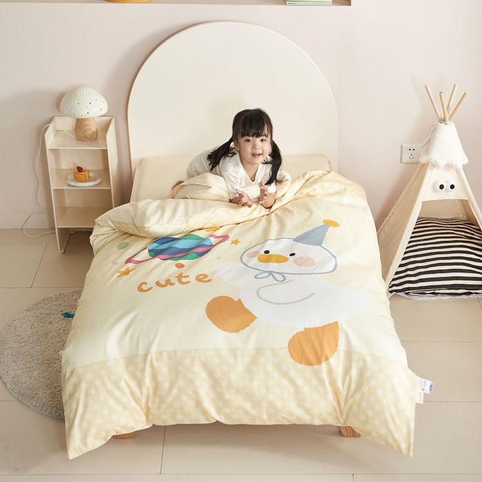 91家纺网 家纺一手货源 找家纺 荷马之梦 2025新款学院系列—A类32s水洗棉贴布绣原创卡通拼接儿童幼儿园套件星球鸭