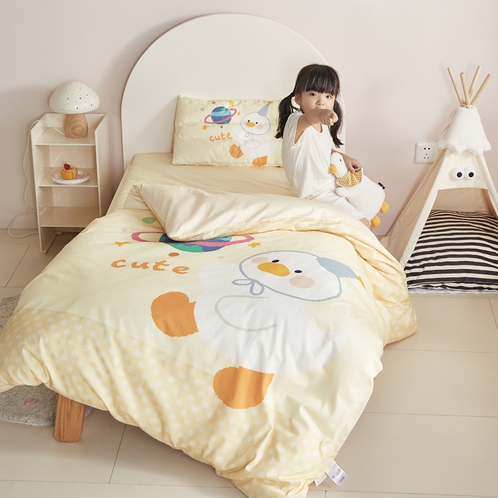 91家纺网 家纺一手货源 找家纺 荷马之梦 2025新款学院系列—A类32s水洗棉贴布绣原创卡通拼接儿童幼儿园套件星球鸭