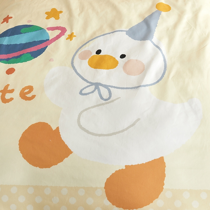 91家纺网 家纺一手货源 找家纺 荷马之梦 2025新款学院系列—A类32s水洗棉贴布绣原创卡通拼接儿童幼儿园套件星球鸭