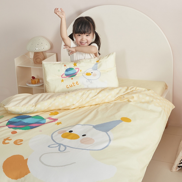 91家纺网 家纺一手货源 找家纺 荷马之梦 2025新款学院系列—A类32s水洗棉贴布绣原创卡通拼接儿童幼儿园套件星球鸭