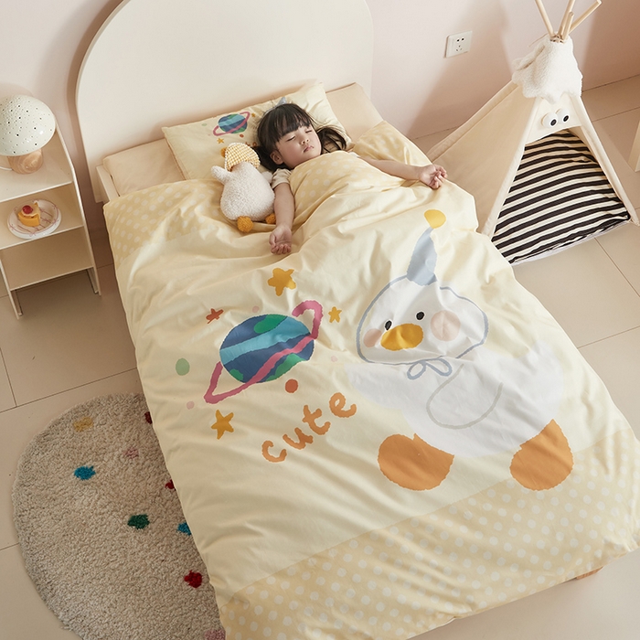 91家纺网 家纺一手货源 找家纺 荷马之梦 2025新款学院系列—A类32s水洗棉贴布绣原创卡通拼接儿童幼儿园套件星球鸭