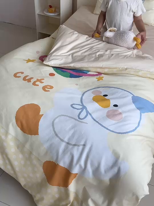 91家纺网 家纺一手货源 找家纺 荷马之梦 2025新款学院系列—A类32s水洗棉贴布绣原创卡通拼接儿童幼儿园套件星球鸭