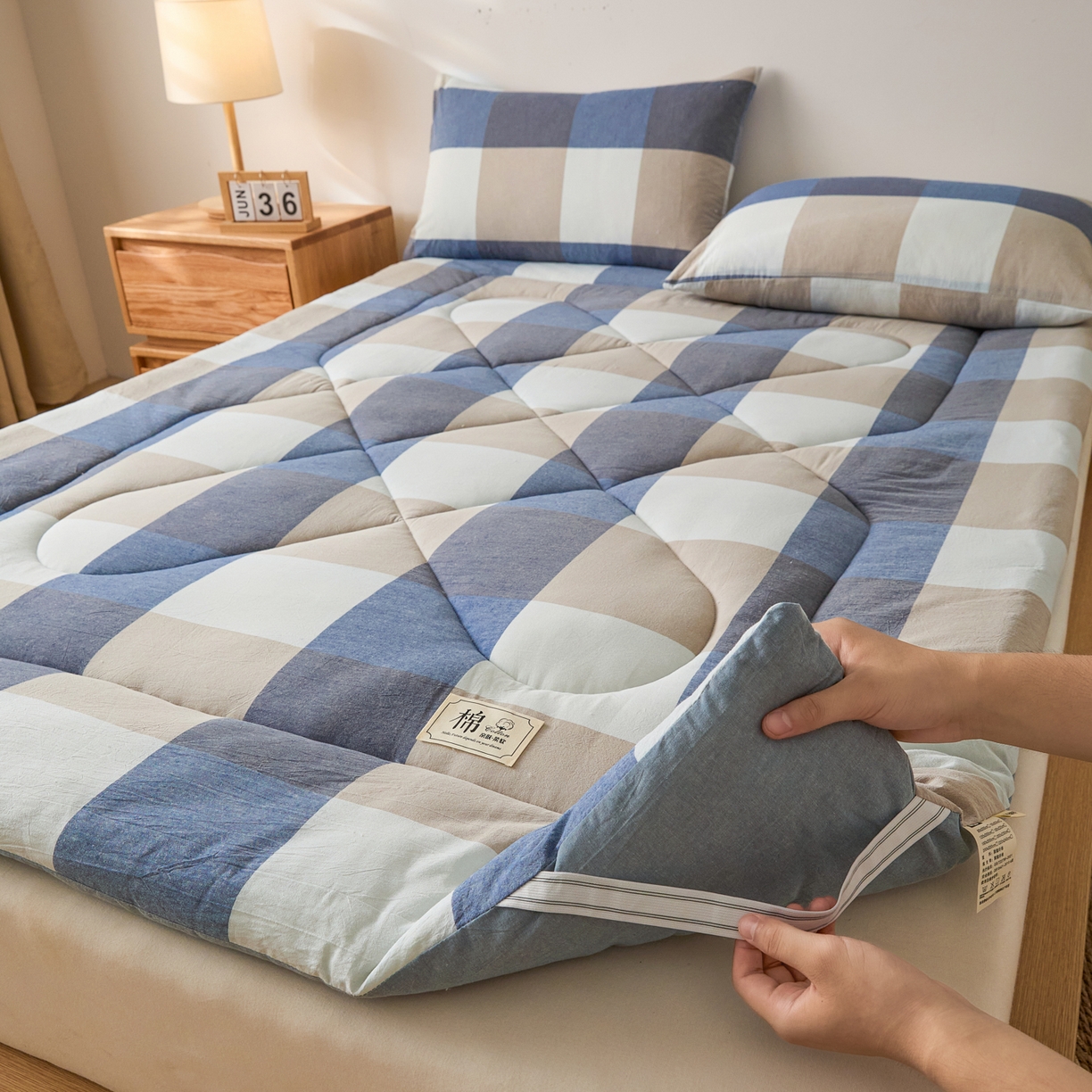 91家纺网 家纺一手货源 找家纺 爱屋及屋 2025新款无印风四季款棉花床垫 蓝咖大格