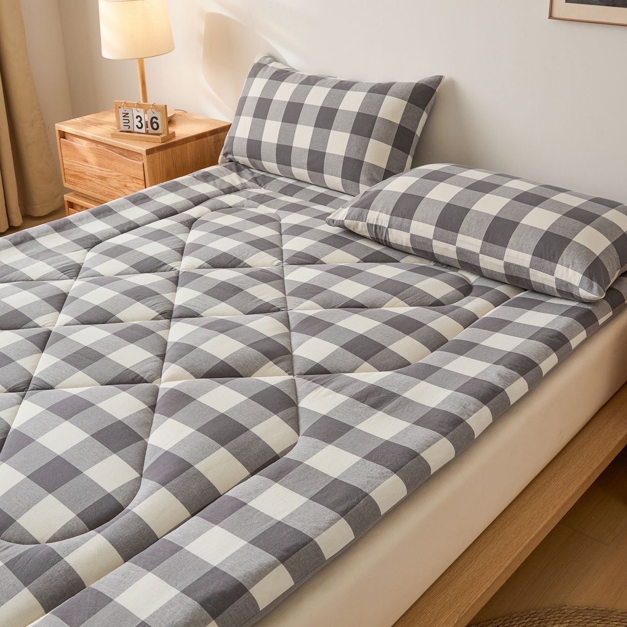 91家纺网 家纺一手货源 找家纺 爱屋及屋 2025新款无印风四季款棉花床垫 灰中格