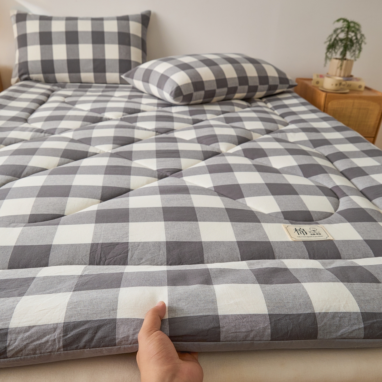 91家纺网 家纺一手货源 找家纺 爱屋及屋 2025新款无印风四季款棉花床垫 灰中格