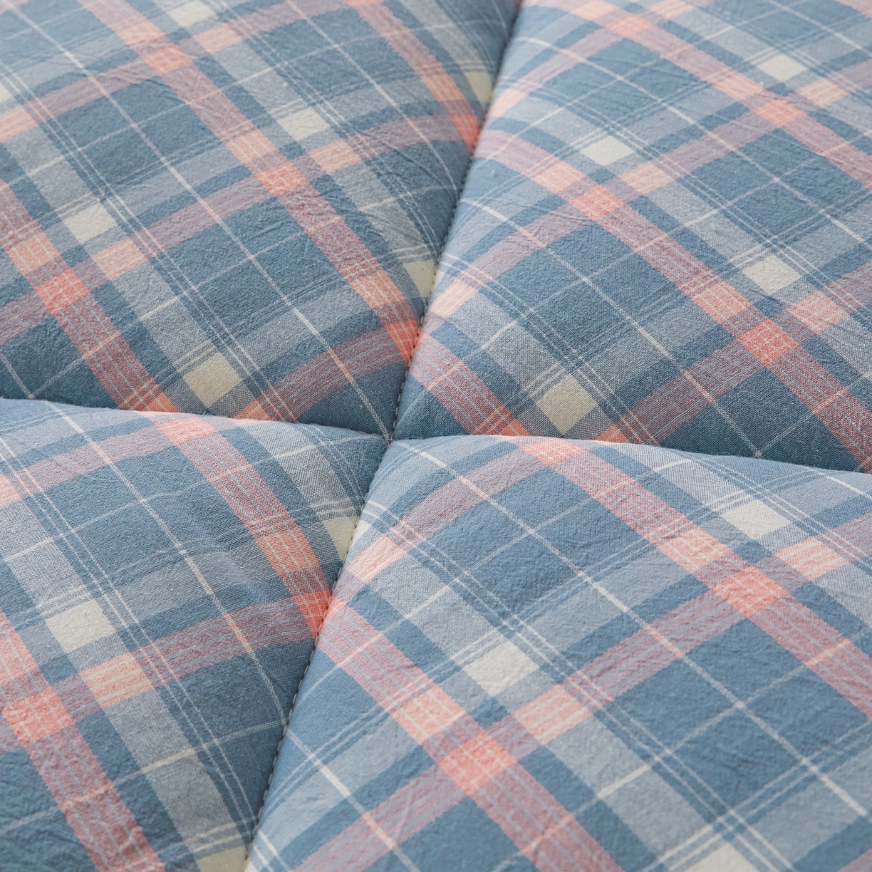 91家纺网 家纺一手货源 找家纺 爱屋及屋 2025新款无印风四季款棉花床垫 格韵蓝