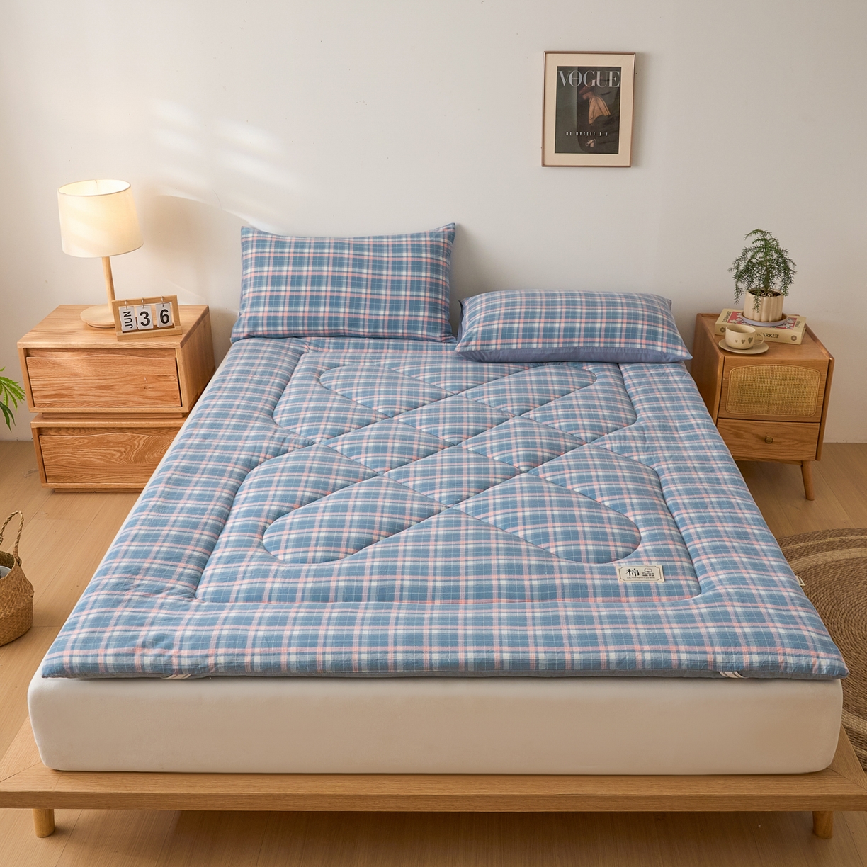 91家纺网 家纺一手货源 找家纺 爱屋及屋 2025新款无印风四季款棉花床垫 格韵蓝