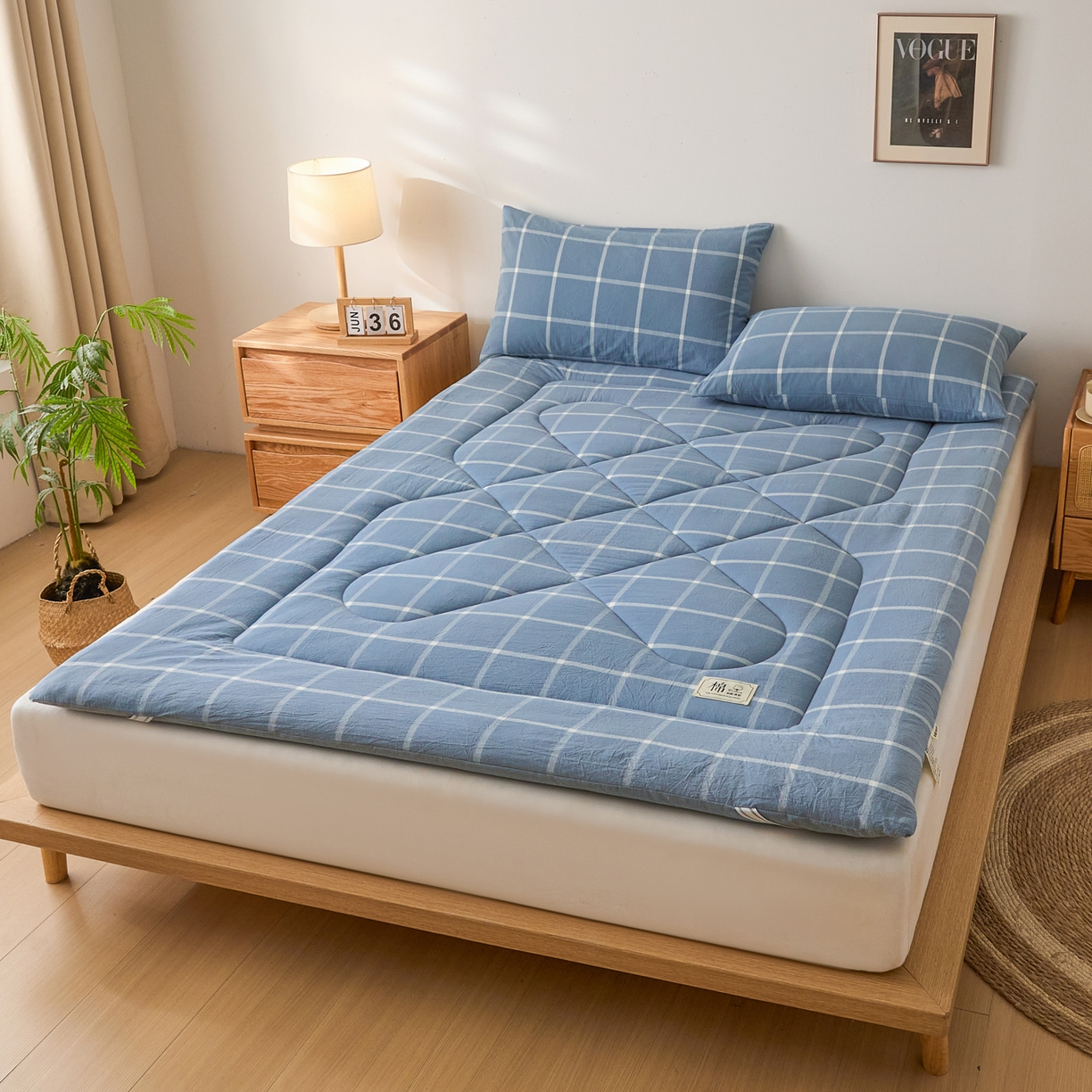 91家纺网 家纺一手货源 找家纺 爱屋及屋 2025新款无印风四季款棉花床垫 海蓝大格