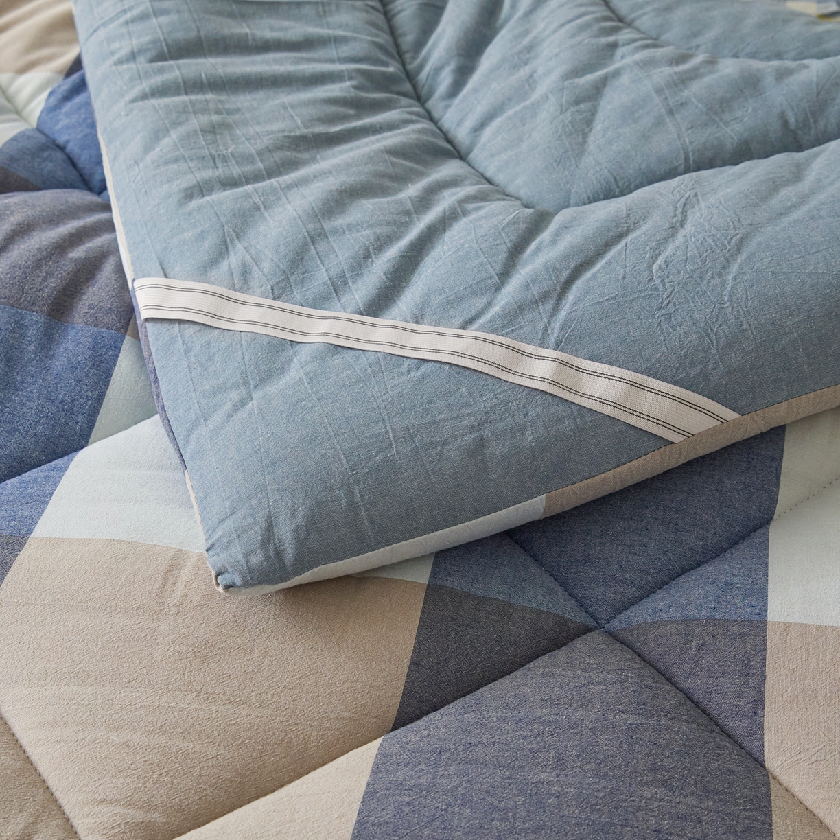 91家纺网 家纺一手货源 找家纺 爱屋及屋 2025新款无印风四季款棉花床垫 蓝咖大格