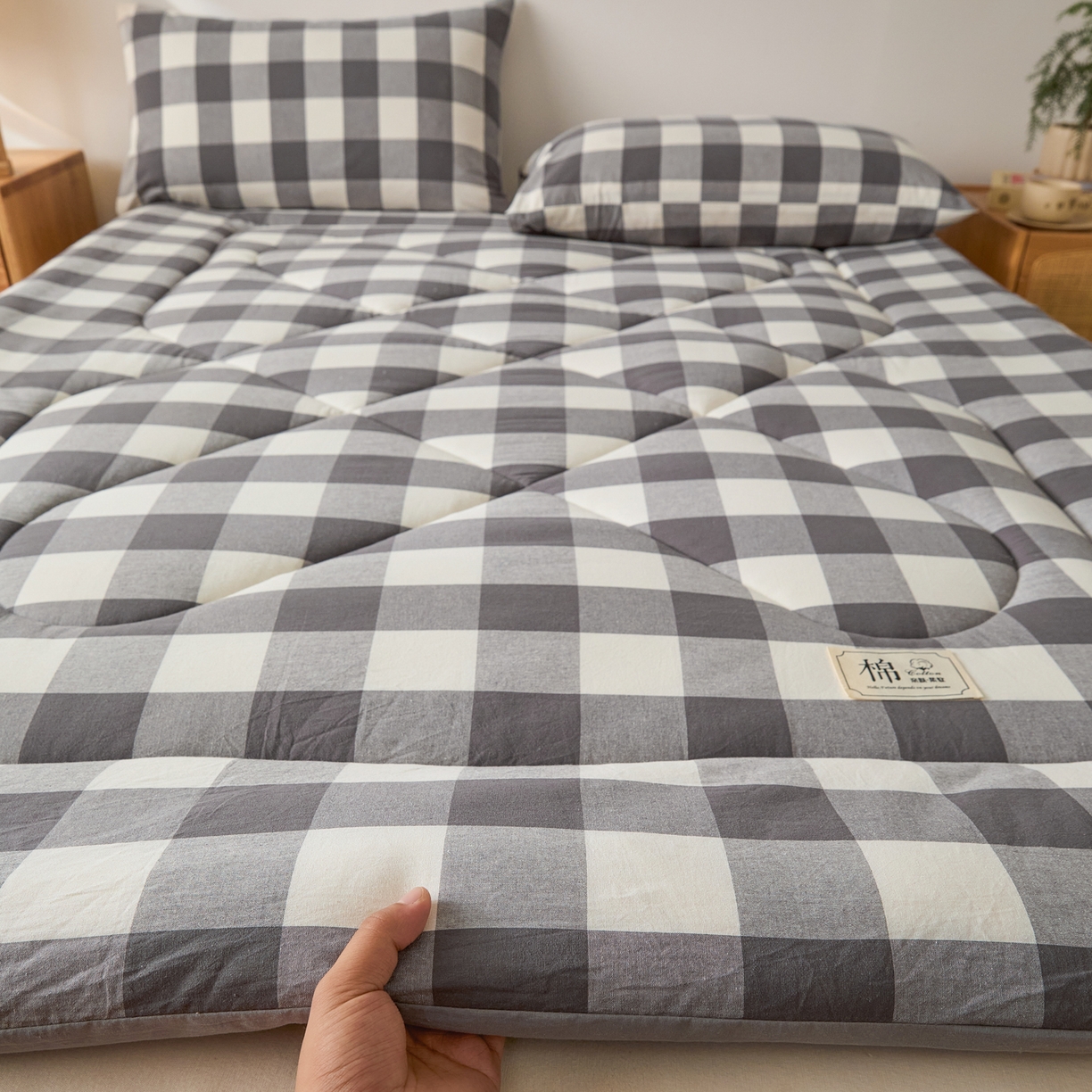 91家纺网 家纺一手货源 找家纺 爱屋及屋 2025新款无印风四季款棉花床垫 灰中格