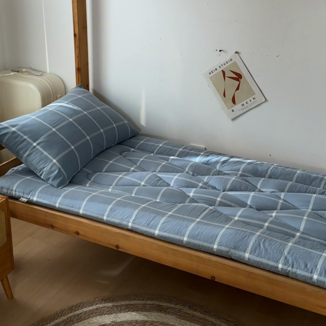 91家纺网 家纺一手货源 找家纺 爱屋及屋 2025款无印风学生棉花床垫 海蓝大格