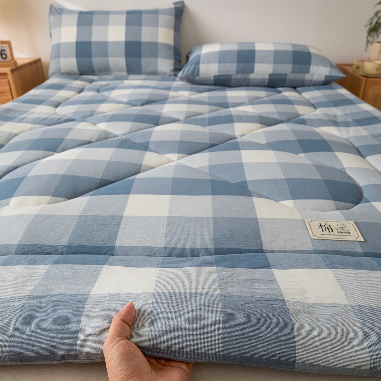 91家纺网 家纺一手货源 找家纺 爱屋及屋 2025新款无印风四季款棉花床垫 蓝中格