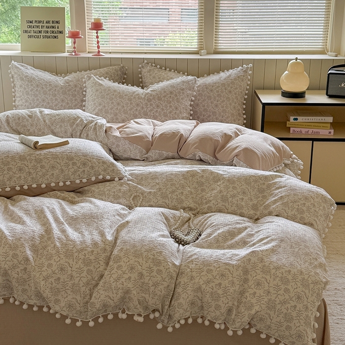 91家纺网 家纺一手货源 找家纺 缘生活 2025新款皱皱纱毛球球流苏四件套 皱皱纱球球流苏-碎花灰棕