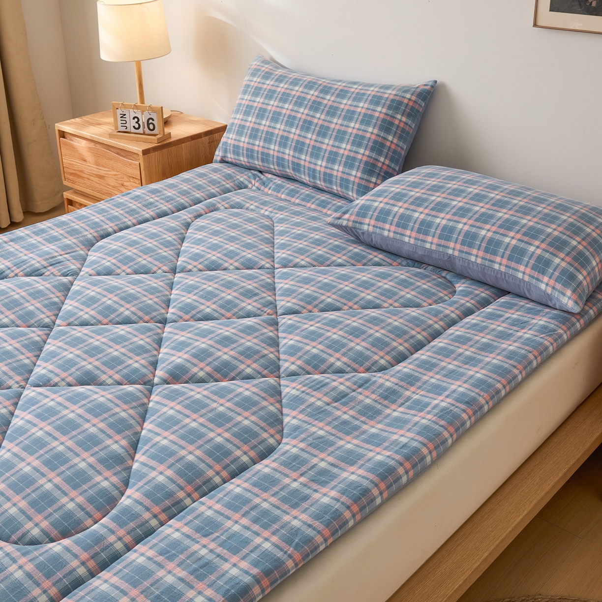 91家纺网 家纺一手货源 找家纺 爱屋及屋 2025新款无印风四季款棉花床垫 格韵蓝