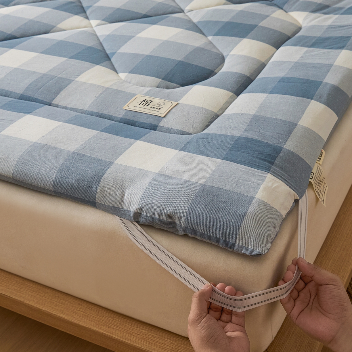91家纺网 家纺一手货源 找家纺 爱屋及屋 2025新款无印风四季款棉花床垫 蓝中格
