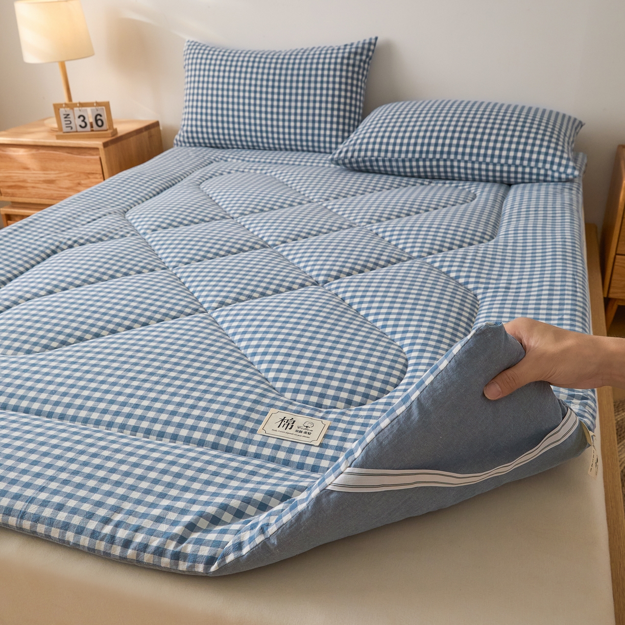 91家纺网 家纺一手货源 找家纺 爱屋及屋 2025新款无印风四季款棉花床垫 蓝小格