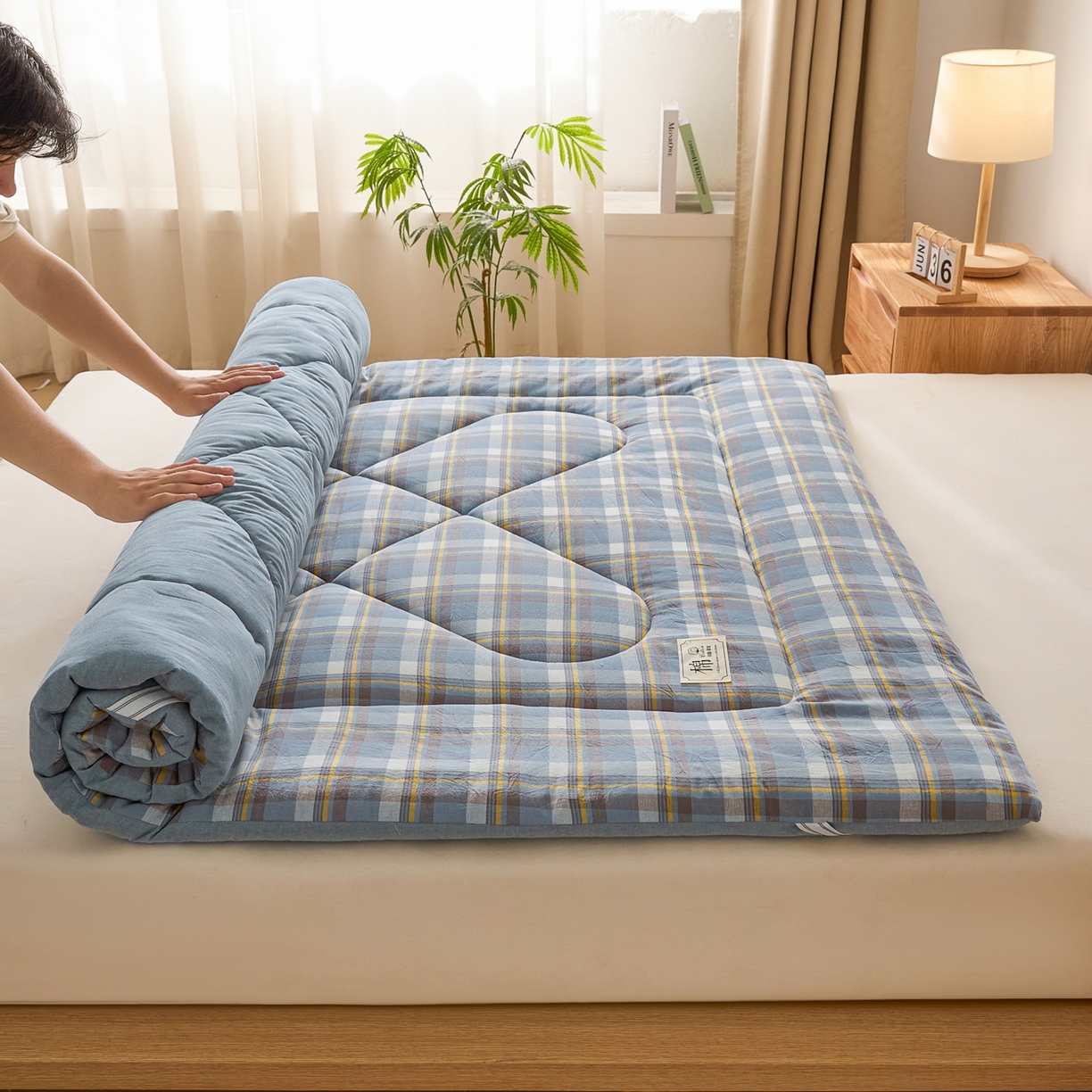 91家纺网 家纺一手货源 找家纺 爱屋及屋 2025新款无印风四季款棉花床垫 简析蓝